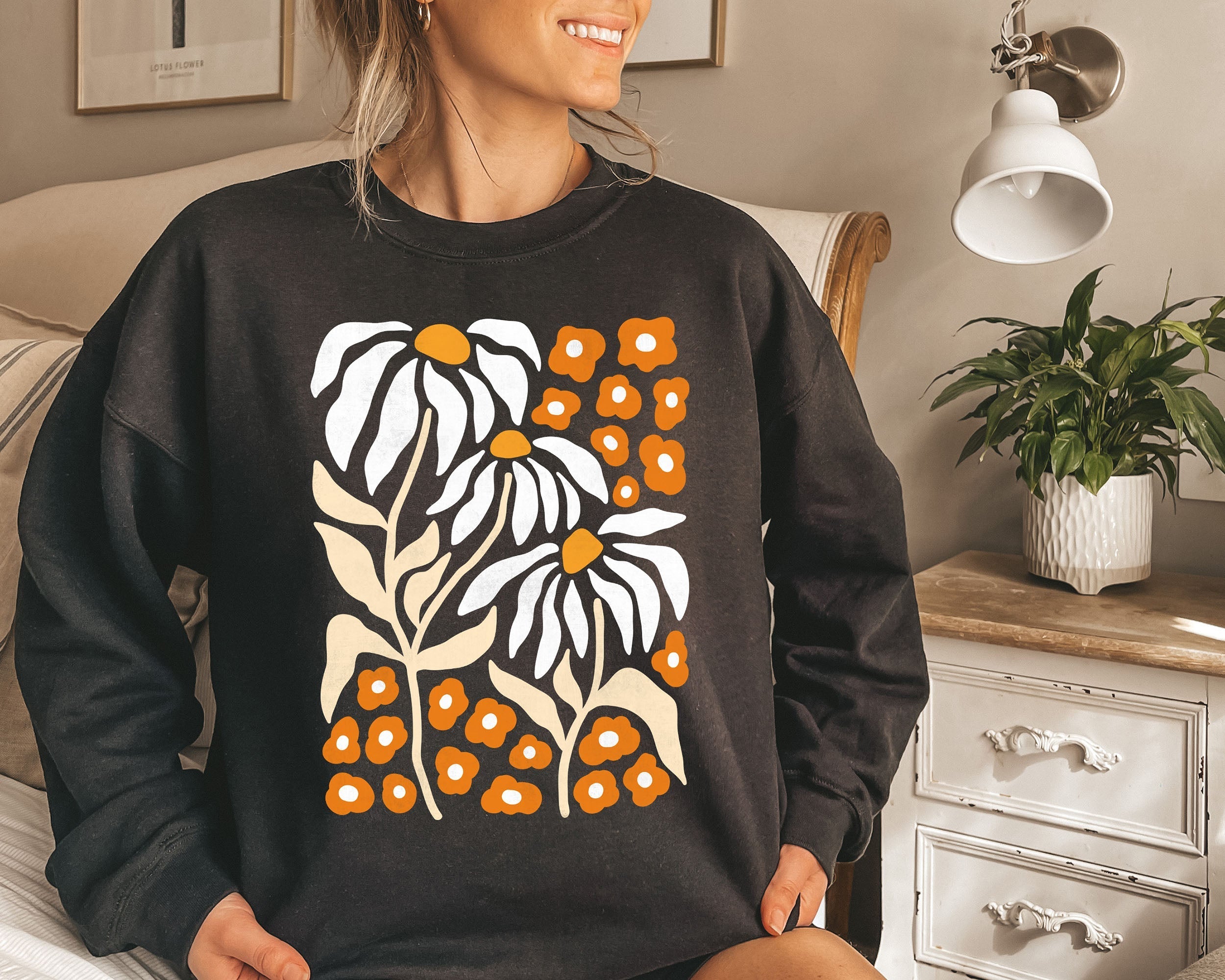 Boho Botanical Daisy Art Nouveau Floral Garden Motif Artisan Pattern Decorative Print Sweatshirt