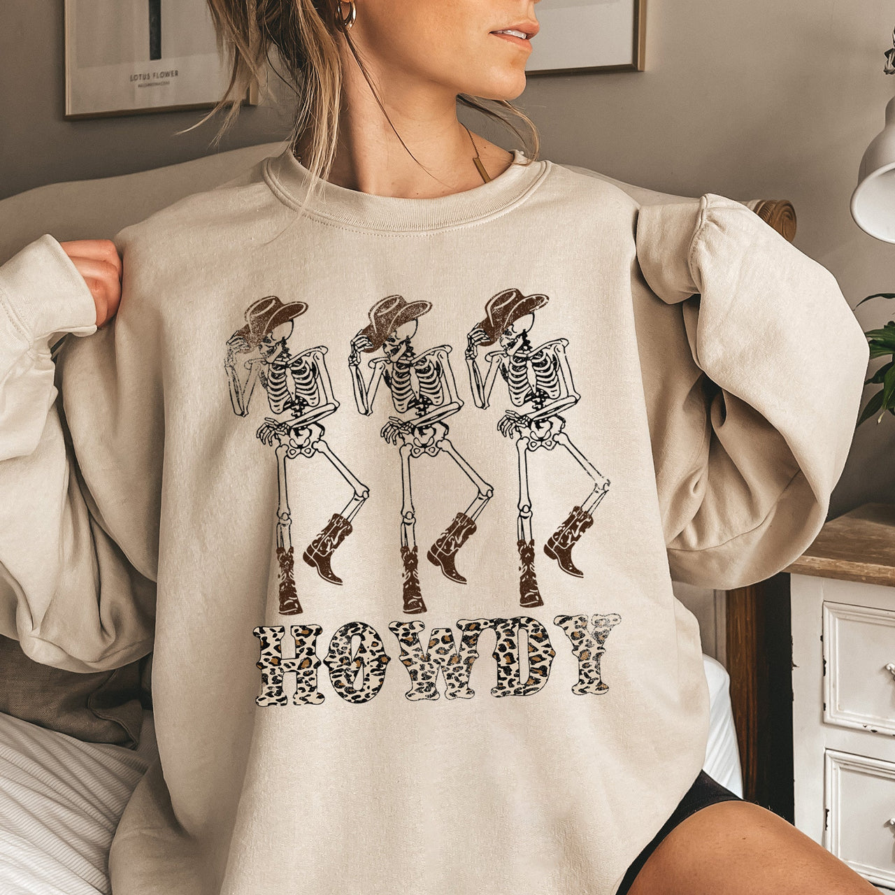 Howdy Leopard Halloween Autumn Leopard Print Graphic Night Scene For Fall Festivities Sweatshirt
