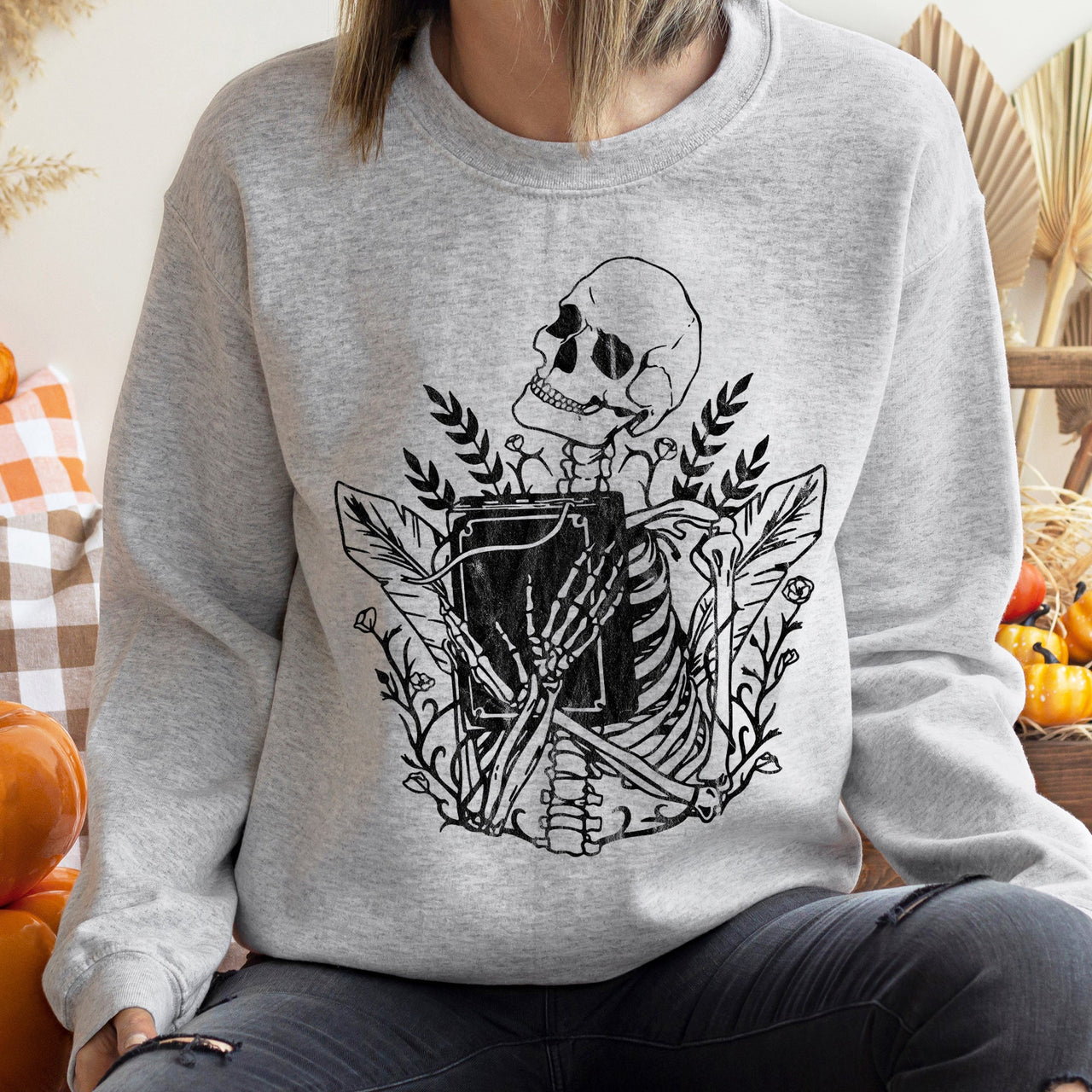 Reading Skeleton Vintage Halloween For Spooky Season Fans And Halloween Lovers Sweatshirt