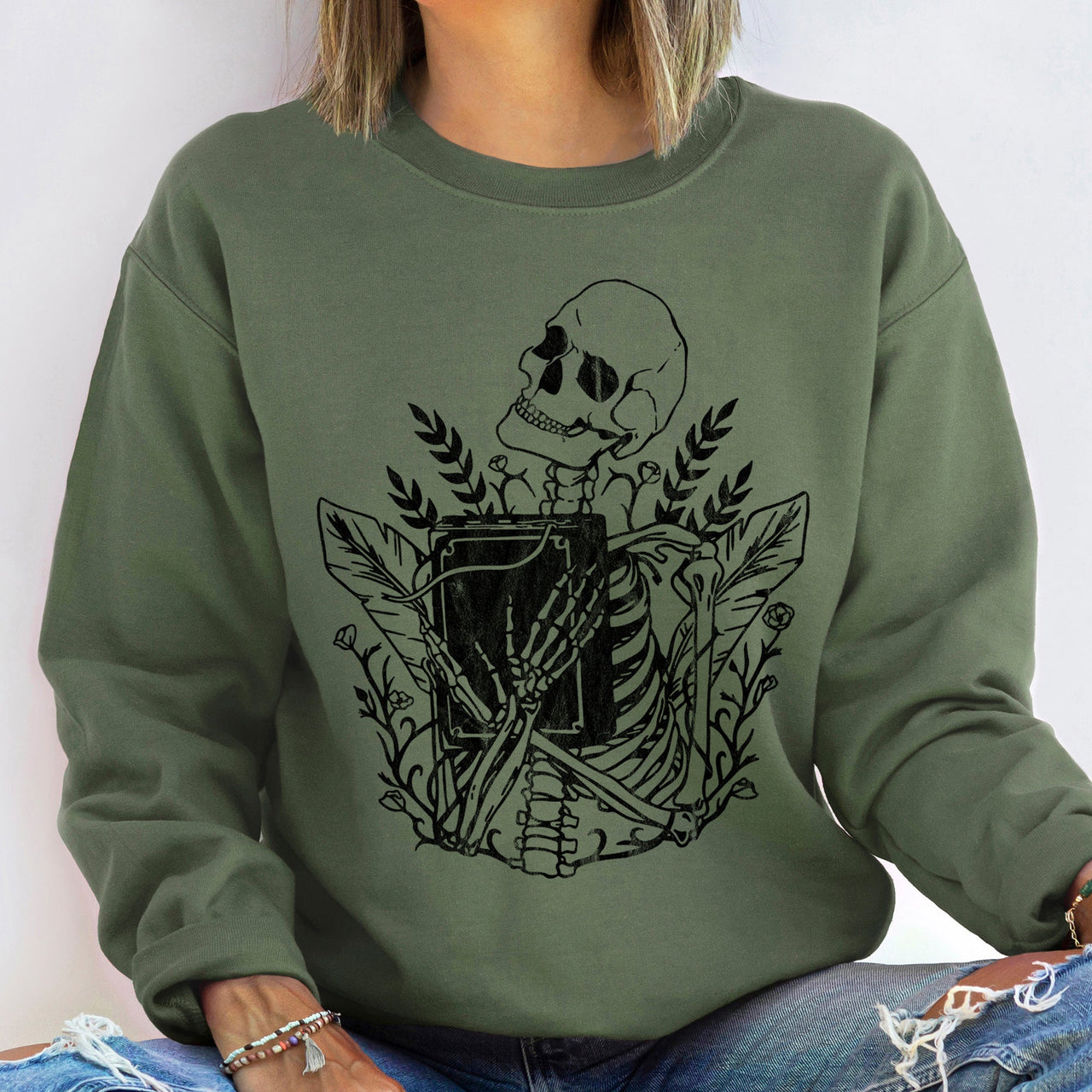Reading Skeleton Vintage Halloween For Spooky Season Fans And Halloween Lovers Sweatshirt