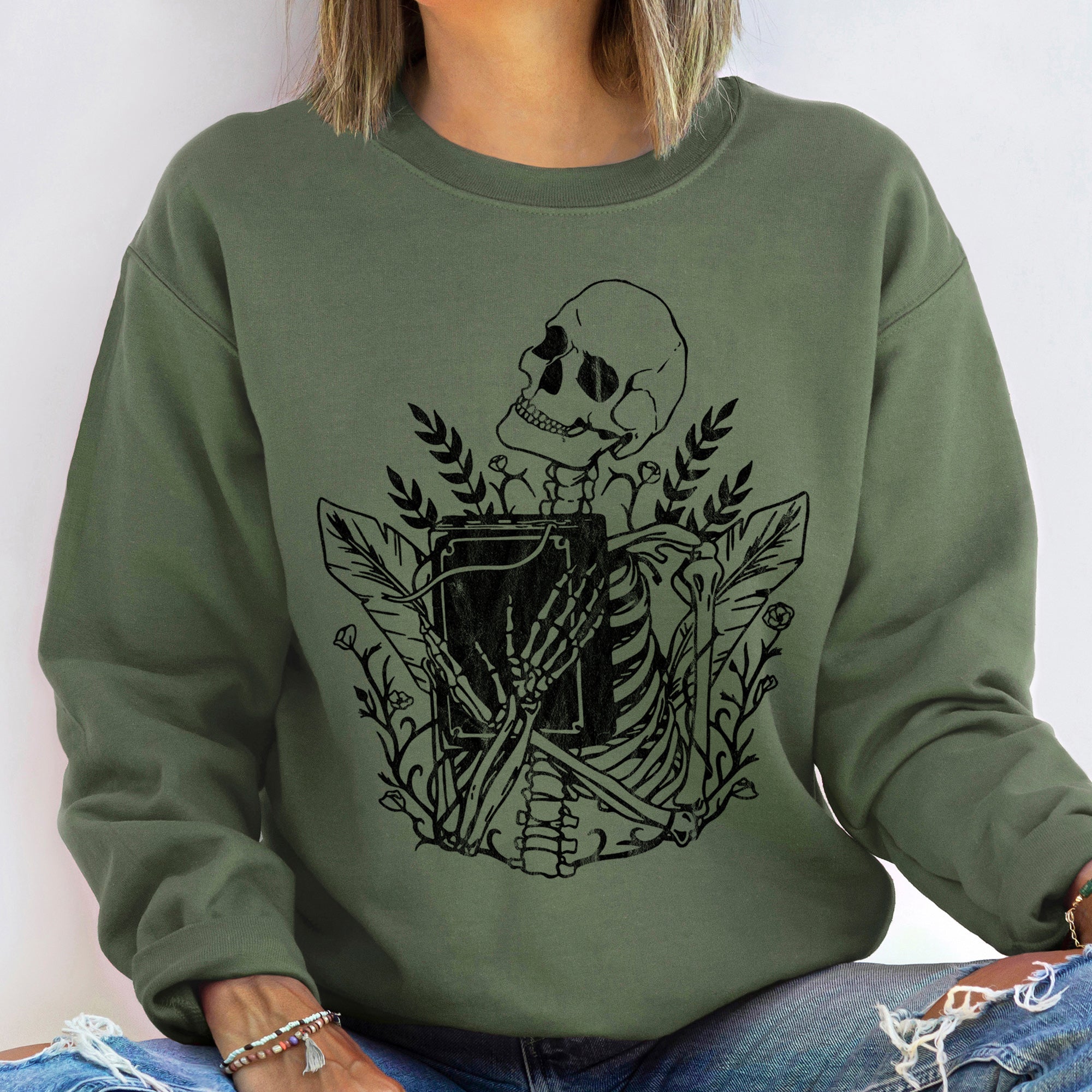 Reading Skeleton Vintage Halloween For Spooky Season Fans And Halloween Lovers Sweatshirt