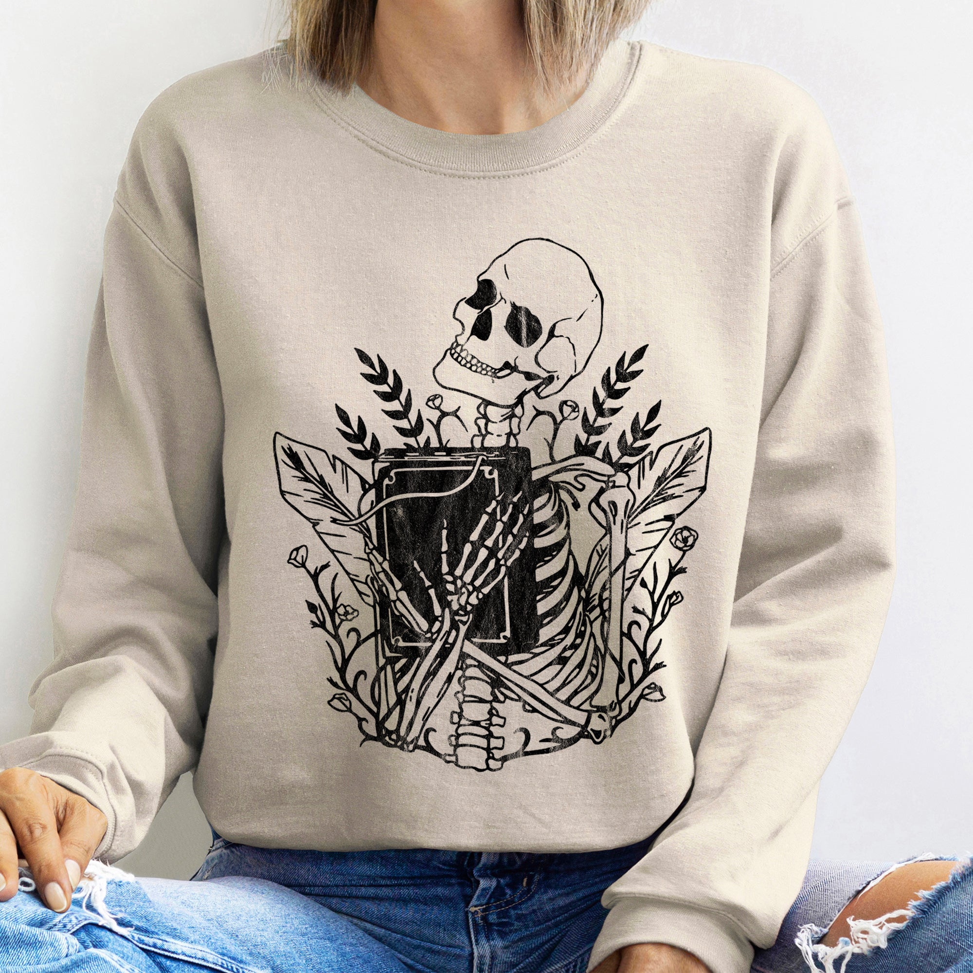 Reading Skeleton Vintage Halloween For Spooky Season Fans And Halloween Lovers Sweatshirt