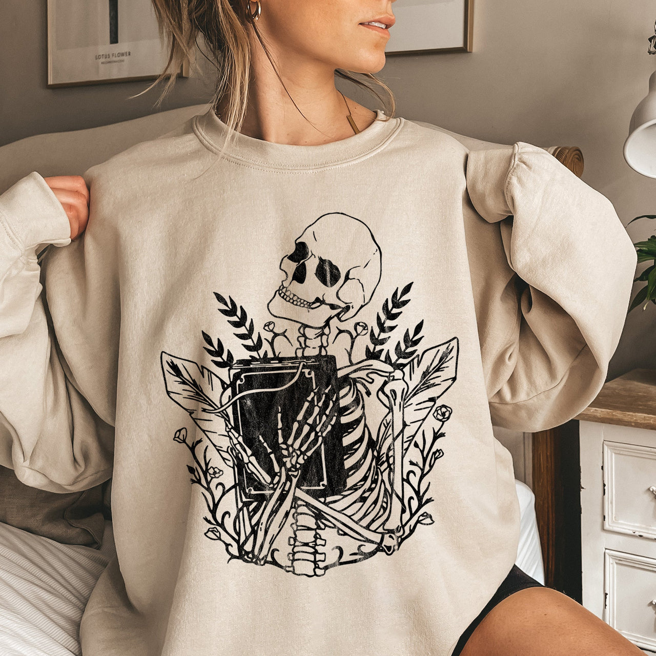 Reading Skeleton Vintage Halloween For Spooky Season Fans And Halloween Lovers Sweatshirt